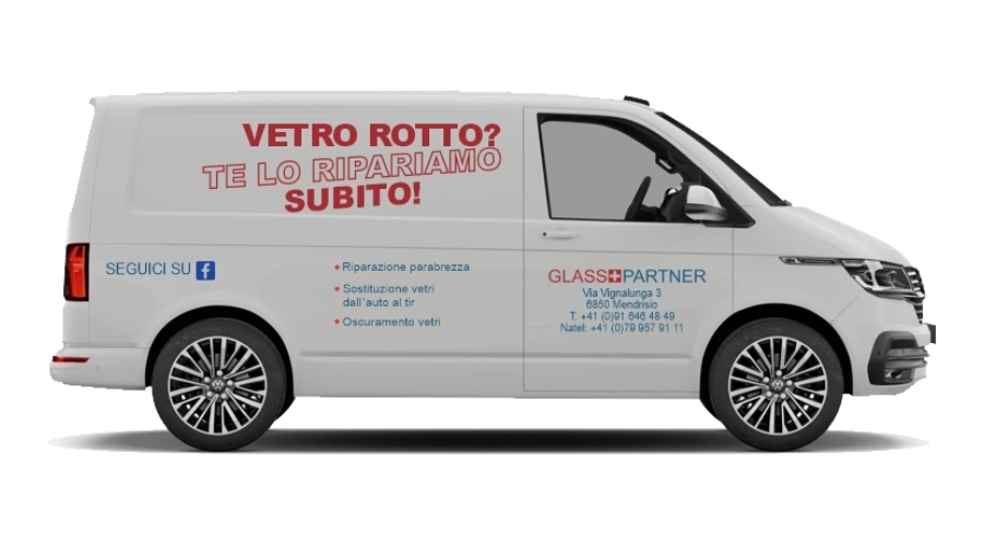 Il furgone di servizio mobile di GlassPartner SA, che evidenzia la disponibilità dell'azienda per interventi a domicilio. L'immagine mostra un furgone di servizio bianco di GlassPartner SA, visto di lato e isolato su uno sfondo trasparente. Il furgone ha la scritta "Vetro rotto? Te lo ripariamo subito!" sulla fiancata, insieme a un elenco dei servizi offerti, l'indirizzo dell'azienda e un riferimento alla pagina Facebook. L'immagine rappresenta il servizio mobile dell'azienda, che porta il servizio di riparazione e sostituzione direttamente dal cliente.